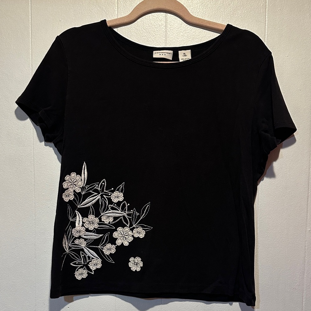 Covington black tshirt‎ with white floral embroidery size xl